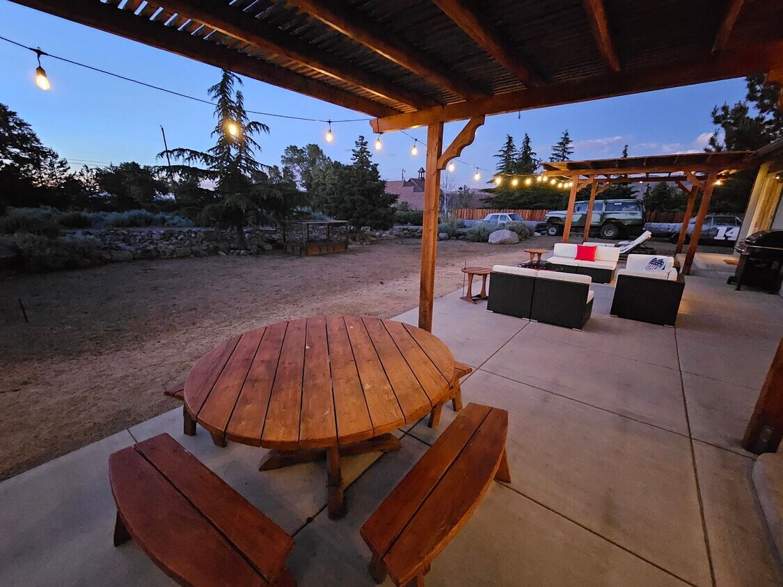 Primary Photo - AMAZING FULLY FURNISHED 3 Bed / 2.5 Bath h...
