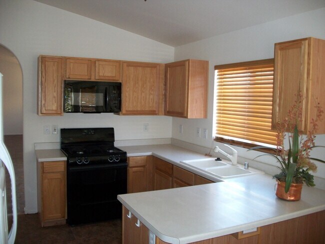 Foto del edificio - 3 Bedrooms Single Story Home