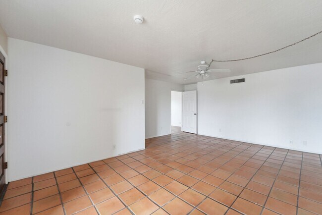 Building Photo - Maintained Mesa rental offering comfort, convenience, and easy access to everything the East Vall...