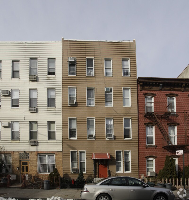 Building Photo - 229 Calyer St