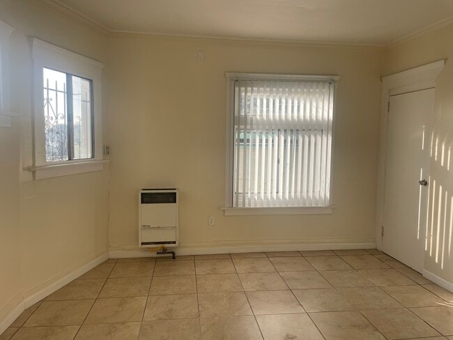 Building Photo - 705 W 41st Pl