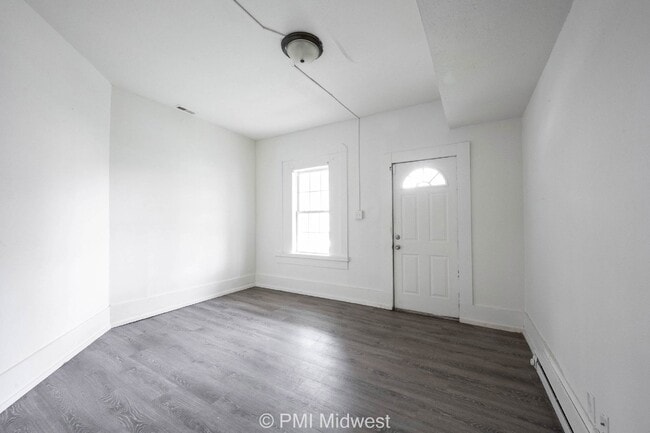 Building Photo - "Charming Duplex Retreat: Spacious 2-Bedro...