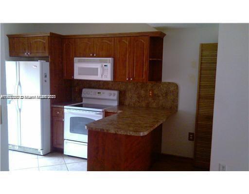 Foto del edificio - 8031 Lake Dr