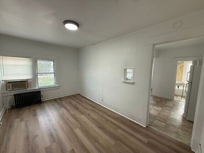 Foto del edificio - 1 bedroom, 1 bathroom Apartment! JULY 2026!