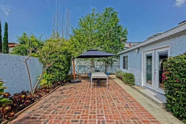 Foto del edificio - CHARMING & AIRY HOME W/ SPACIOUS FENCED YARD & LARGE 2-CAR GARAGE CLOSE TO SCHOOLS, SHOPPING & MI...
