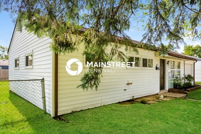 Building Photo - 3 Bedroom Pet-Friendly Home in Indianapolis, IN with Main Street Renewal