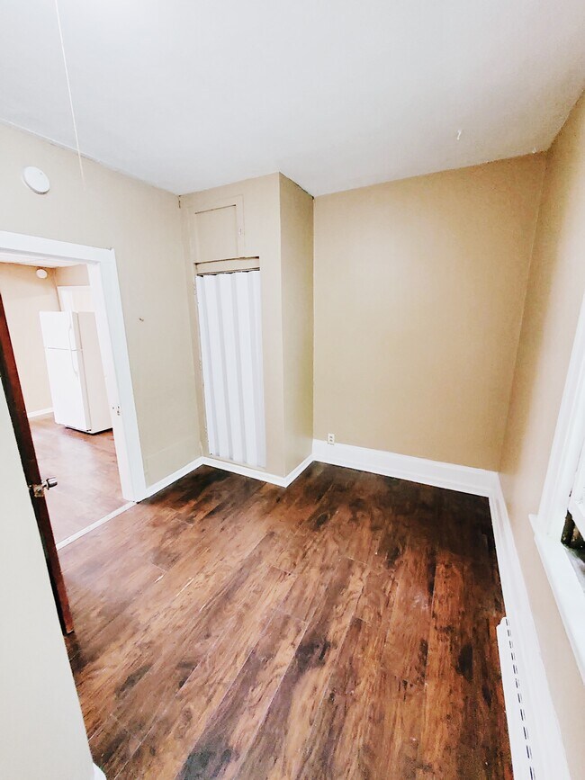 Building Photo - Beautiful Lower Unit 2BR located blocks fr...