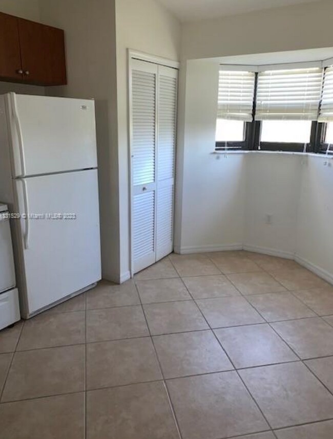 Building Photo - Beautiful 2/2 apartment
