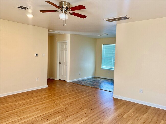 Foto del edificio - 711 Hahlo St