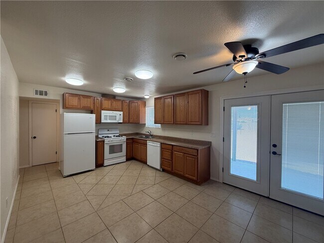 Building Photo - 2737 Lillie Ave