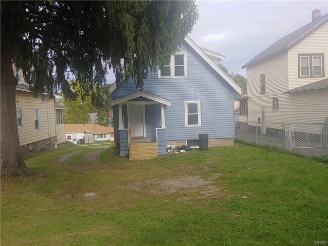 Building Photo - 215 Willis Ave