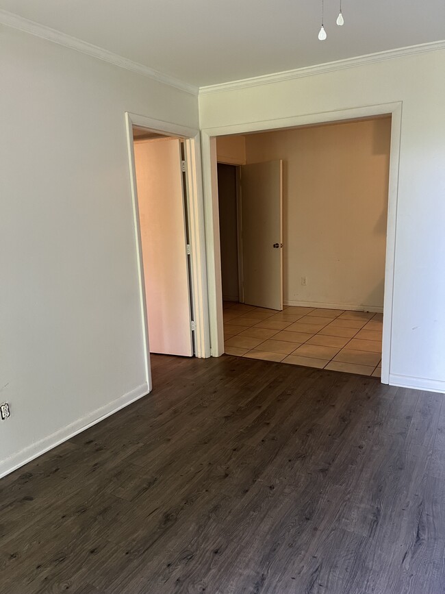 Building Photo - 127 Whispering Oaks Ln
