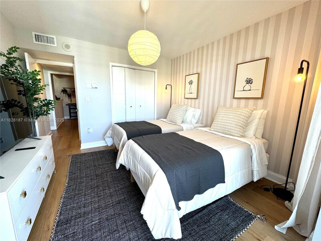 Foto principal - 5555 Collins Ave