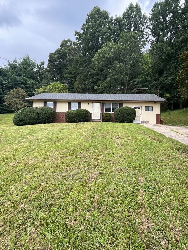 Foto principal - 4 Westwood Dr