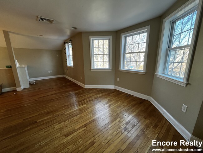 Building Photo - 57 Day St