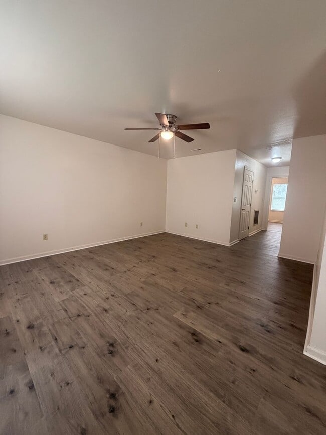 Building Photo - 2 Bed 2 Bath Duplex on Clearwater Way!