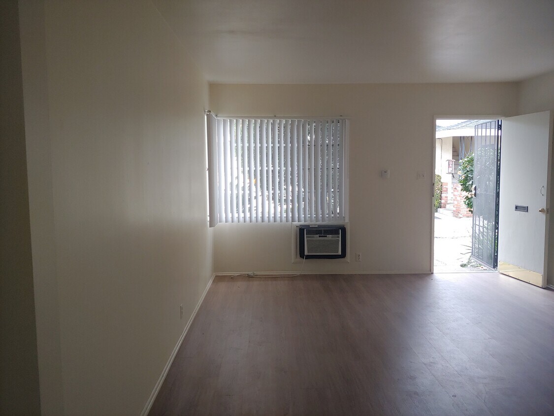 Foto principal - 5712 N Charlotte Ave