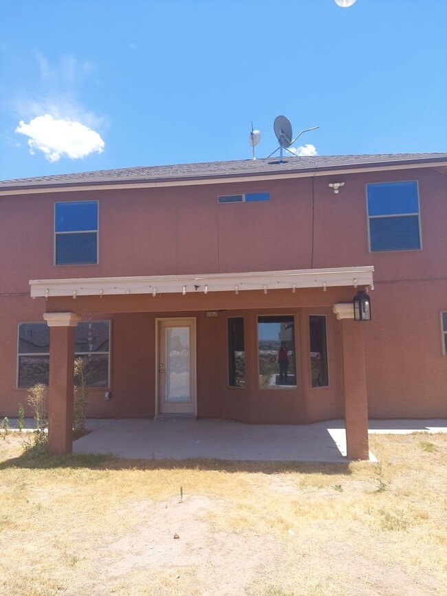 Building Photo - 3 bedroom 2 bathroom beautiful rental ! Available November