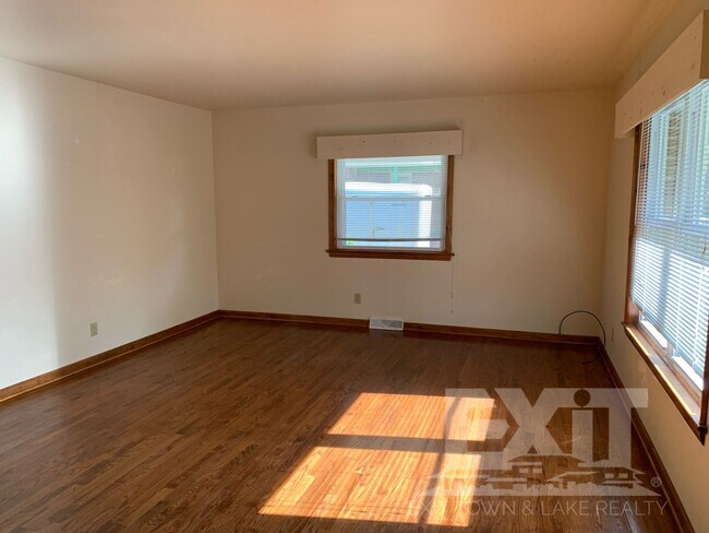 Building Photo - Cozy 2 Bedroom, 1 Bath Home