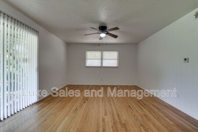 Building Photo - 3516 Mt Pleasant Dr