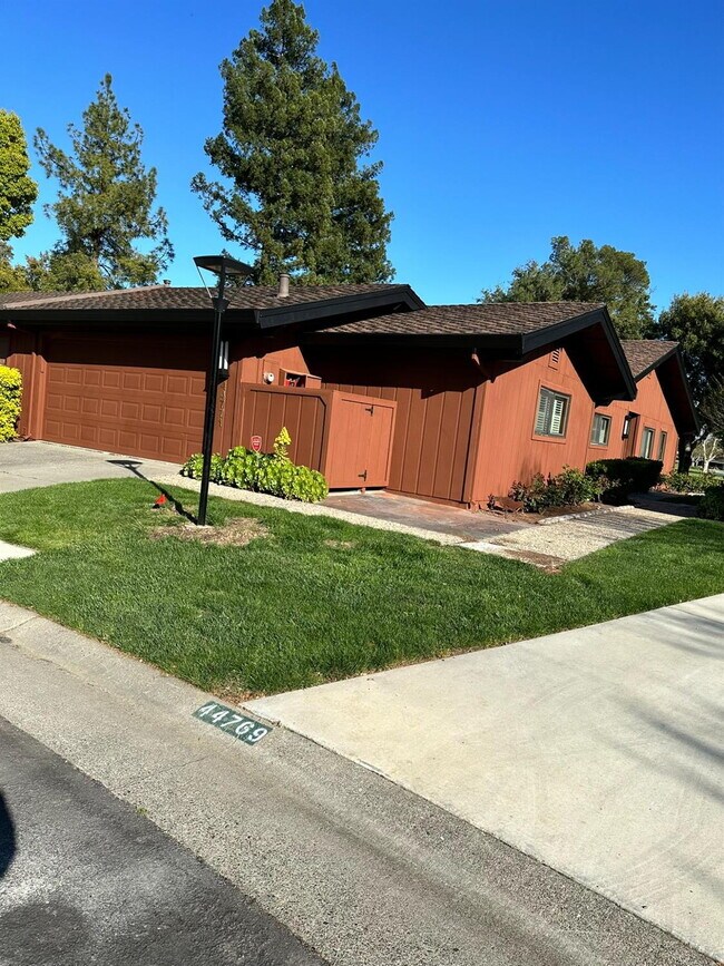 Building Photo - Fabulous condominium home on 6th Fairway of El Macero Country Club.