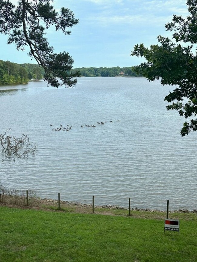 Building Photo - Lakefront living in Belmont! 3 bedroom 2 bath