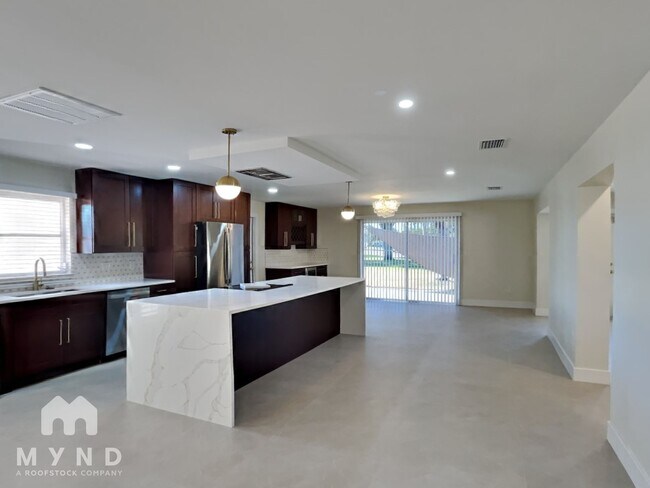 Foto del edificio - 10100 Paradise Blvd