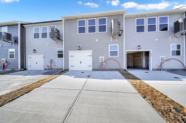 Foto del edificio - Gorgeous Townhome in Belmont!