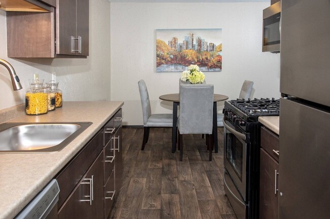 Apartamentos Ridgebrook | Cocina dorada - Ridgebrook Apartments