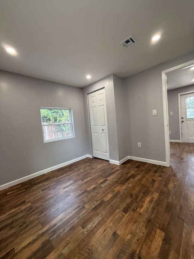 Building Photo - 4265 SW 62nd Ave