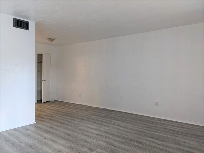 Foto del edificio - Renovated, spacious and good storage in Tyrone area apartment