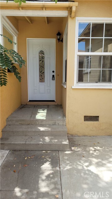 Foto del edificio - 1323 E Chapman Ave