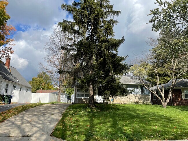 Building Photo - 2870 Brownlee Ave