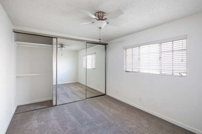 Foto del edificio - Beautiful & Spacious Top Floor Unit in Nor...