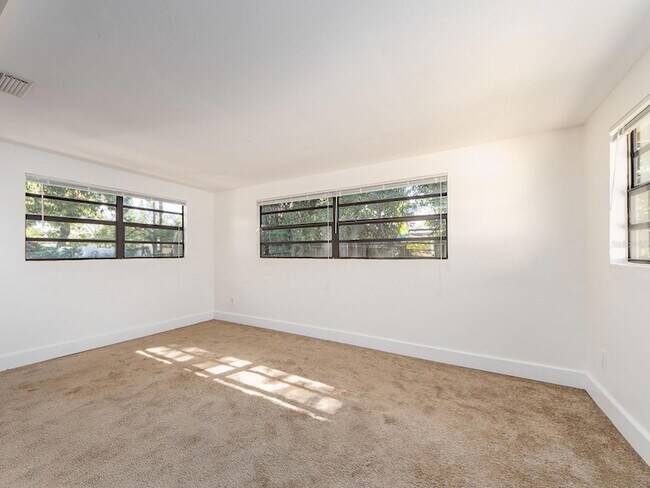 Foto del edificio - 2242 Indian Ave S