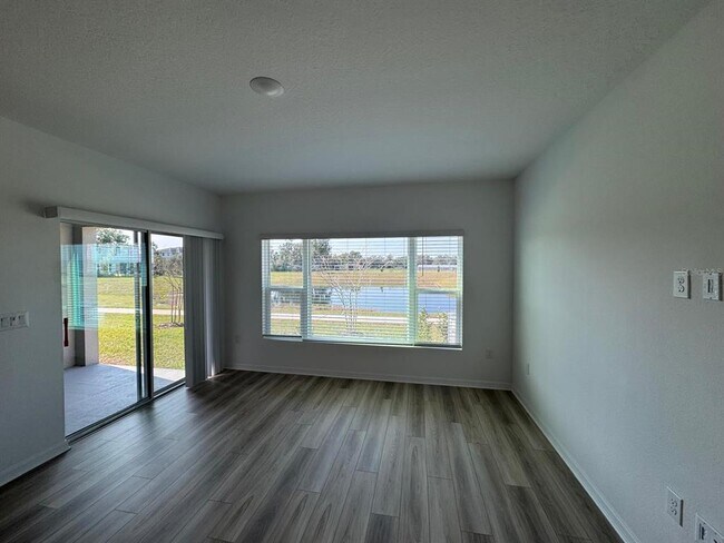 Foto del edificio - 362 Thompson Vlg Ave