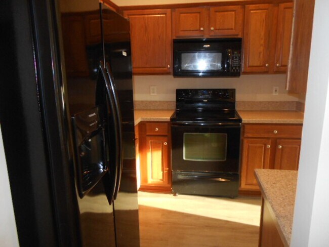 Foto del edificio - 3 bedroom, 3 bath townhome in Kiskadee Parke