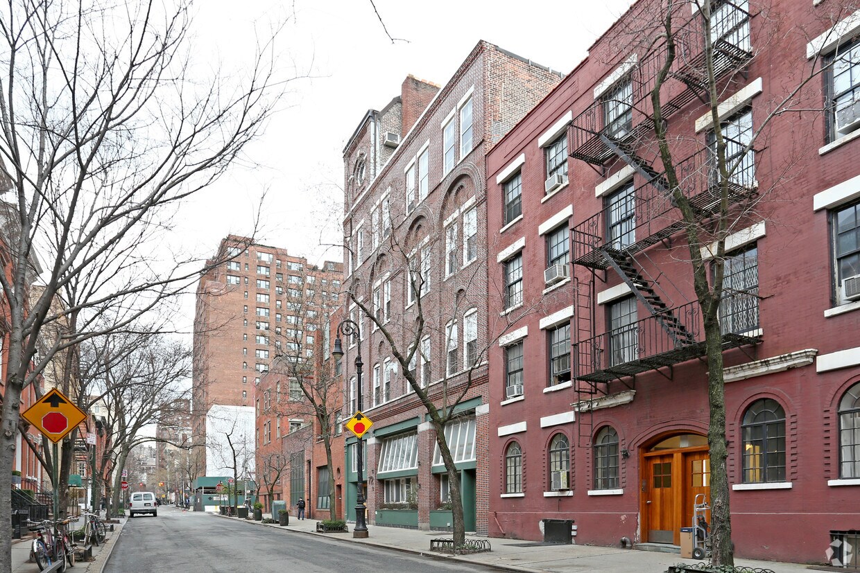Primary Photo - 72 Horatio St