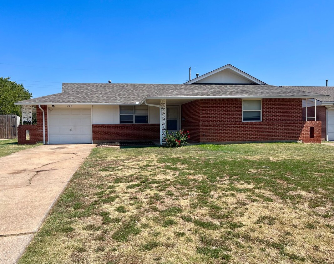 Foto principal - 3 Bedroom Home in Prime MOORE Location!