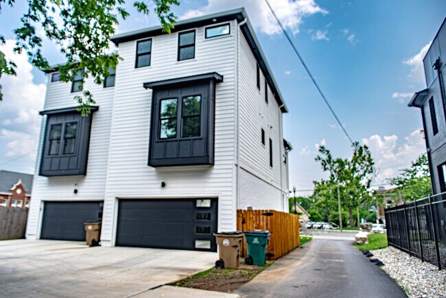 Building Photo - 1002 Monroe St