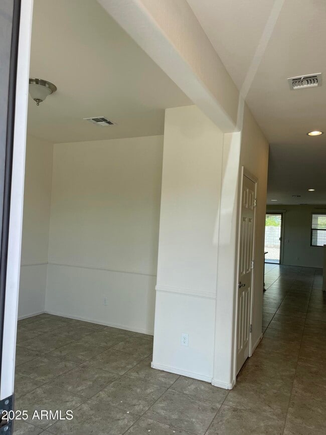Building Photo - 7230 W Southgate Ave