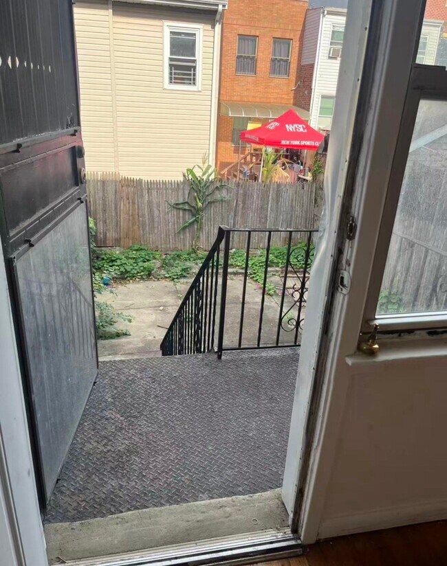 Foto del edificio - 102-19 Martense Ave