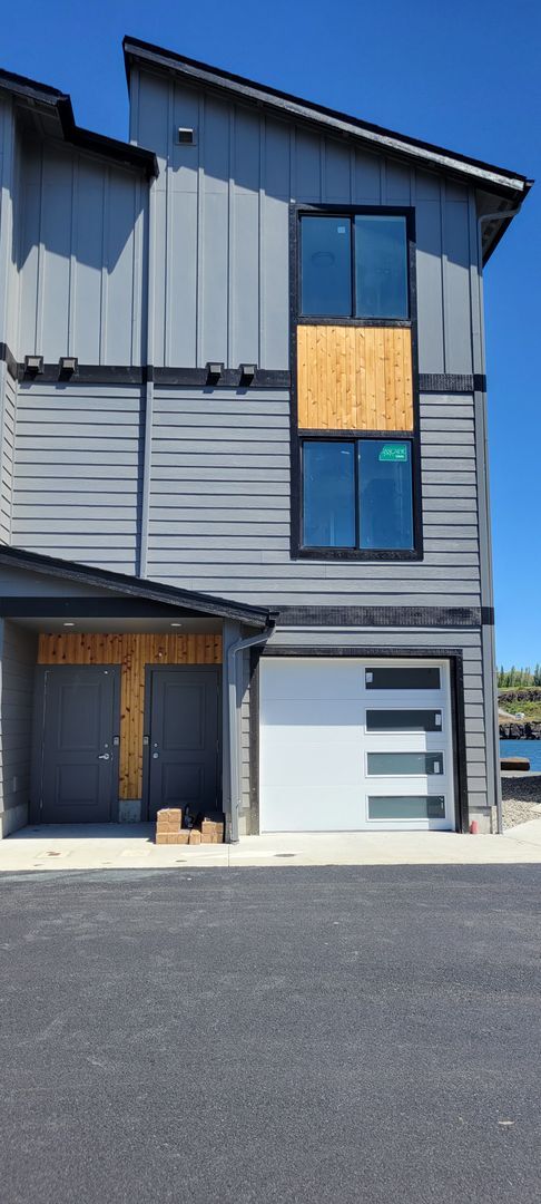 Foto del edificio - Brand New Luxury Construction with a River View!