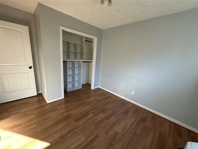 Foto del edificio - 17115 Kings Walk Ln