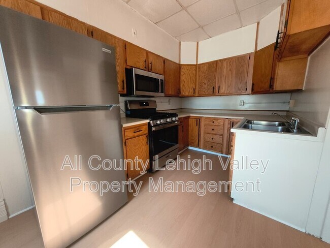 Building Photo - 1141 Emmett St