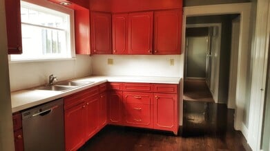 Building Photo - 517 W Broadway Ave