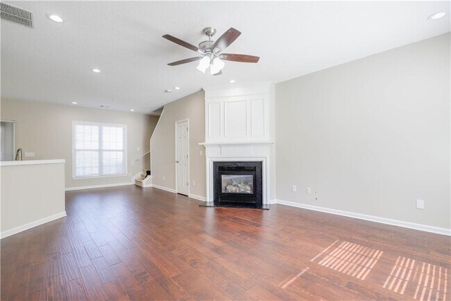 Building Photo - 215 Wellisford Ct