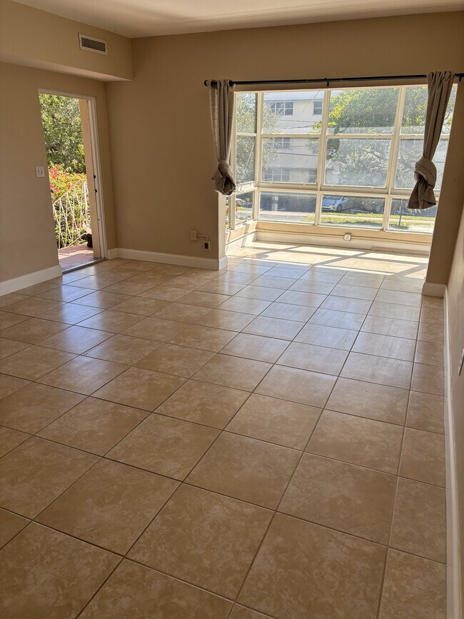 Sala de estar-Patio - 1345 NE 105th St