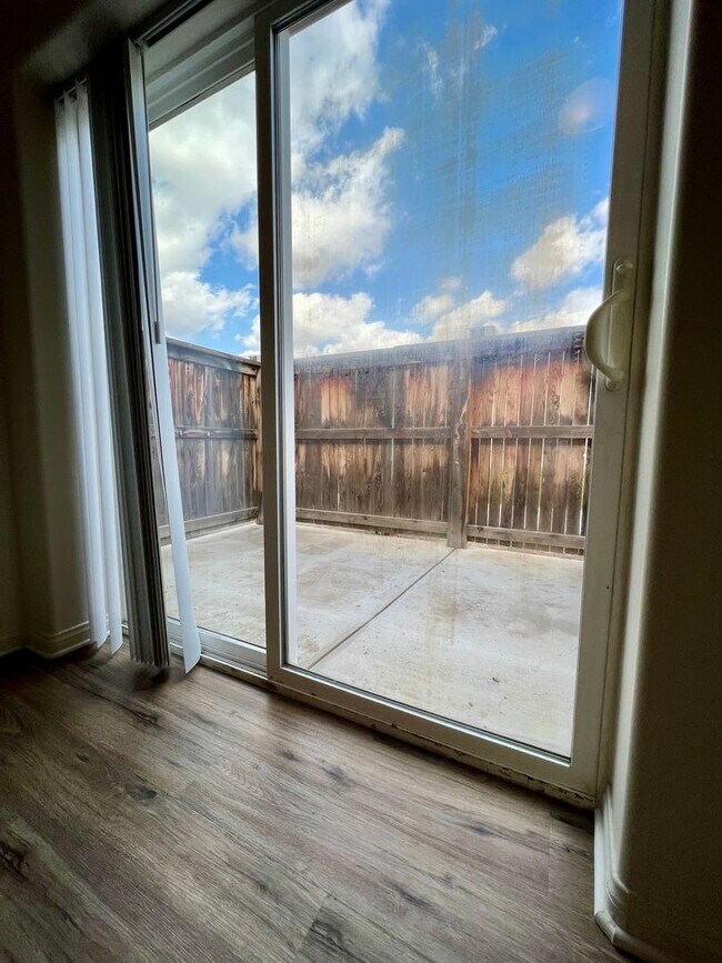 Foto del edificio - 708 Meadow Grove Ct