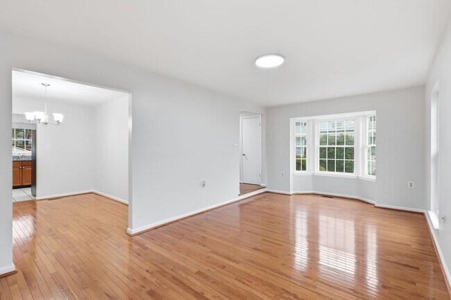 Foto del edificio - Welcome to this stunning end residence perfectly positioned in a highly desirable setting.